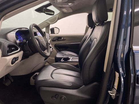 Used 2023 Chrysler Pacifica Touring-L image 14