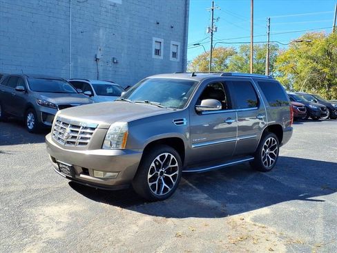 Used 2011 Cadillac Escalade AWD image 10