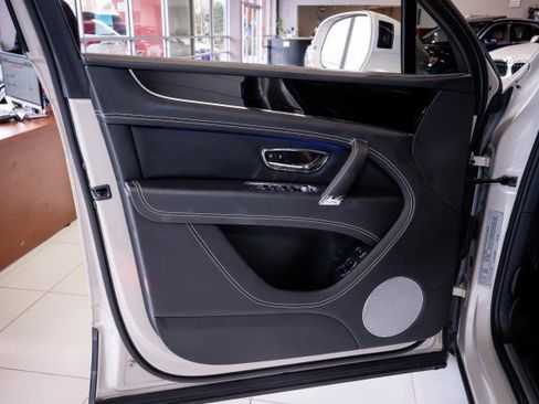 Used 2018 Bentley Bentayga image 17