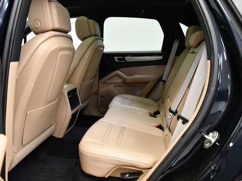 Used 2022 Porsche Cayenne Platinum Edition image 43