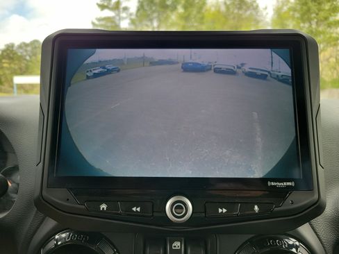 Used 2016 Jeep Wrangler Unlimited Sahara image 13