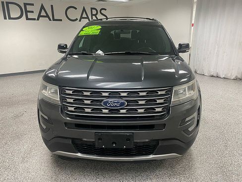Used 2017 Ford Explorer XLT image 2