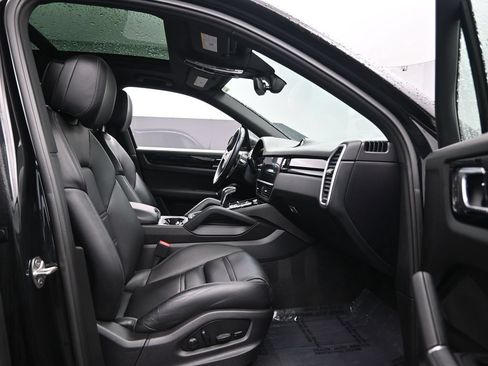 Used 2022 Porsche Cayenne Platinum Edition AWD/4WD image 31