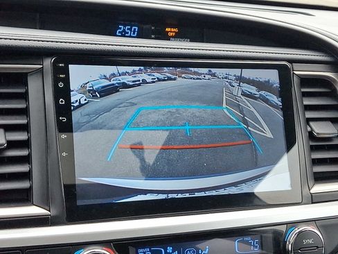 Used 2019 Toyota Highlander SE image 19