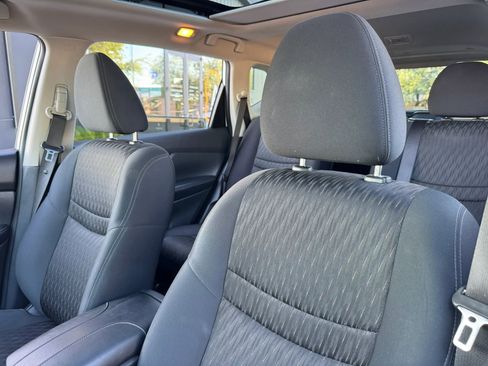Used 2017 Nissan Rogue SV AWD/4WD image 16