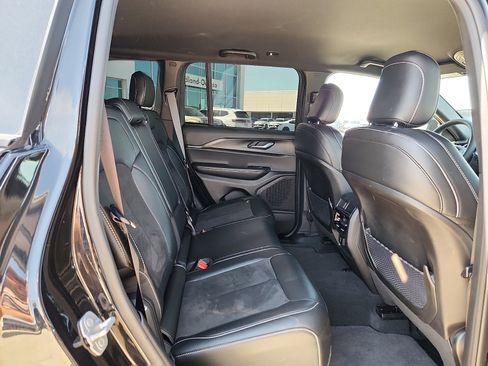Used 2025 Jeep Grand Cherokee Altitude AWD/4WD image 13