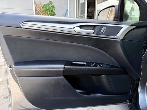 Used 2017 Ford Fusion SE FWD image 11