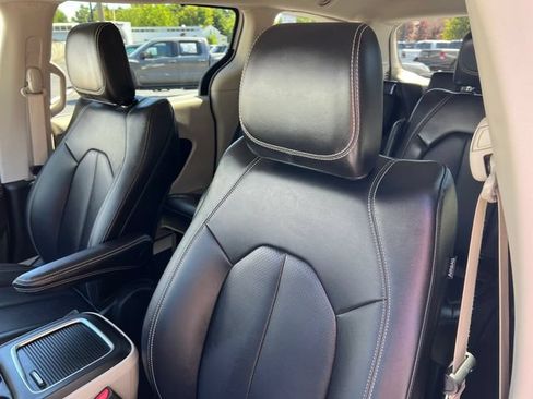 Used 2024 Chrysler Pacifica Touring-L AWD/4WD image 14