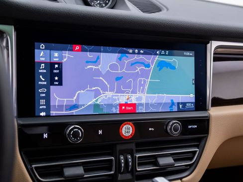 Certified 2025 Porsche Macan image 22