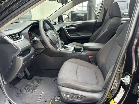 Used 2020 Toyota RAV4 XLE w/ Convenience Package FWD image 10