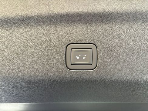 New 2026 Chevrolet Suburban Premier image 9