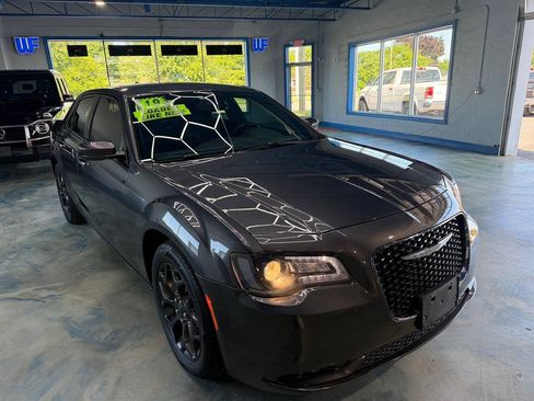 Used 2019 Chrysler 300 S AWD/4WD image 7