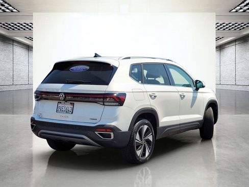 Certified 2025 Volkswagen Taos SE w/ Panoramic Sunroof Package AWD/4WD image 8