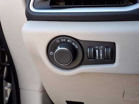 Used 2024 Chrysler Voyager LX image 22