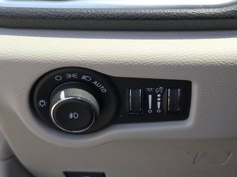 Used 2024 Chrysler Pacifica Limited FWD image 25