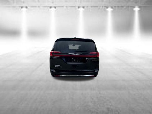 Used 2024 Chrysler Pacifica Touring-L FWD image 5