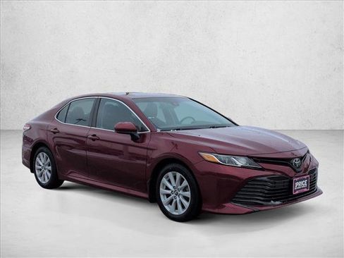 Used 2018 Toyota Camry LE image 3