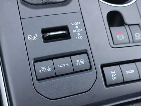 Used 2022 Toyota Highlander XLE AWD/4WD image 10