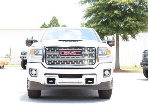 Used 2019 GMC Sierra 2500 Denali w/ Duramax Plus Package AWD/4WD image 2