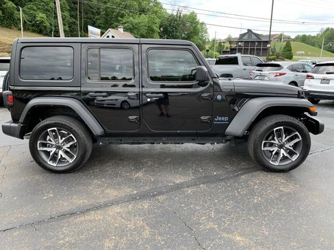 Used 2024 Jeep Wrangler Unlimited w/ Convenience Group AWD/4WD image 10