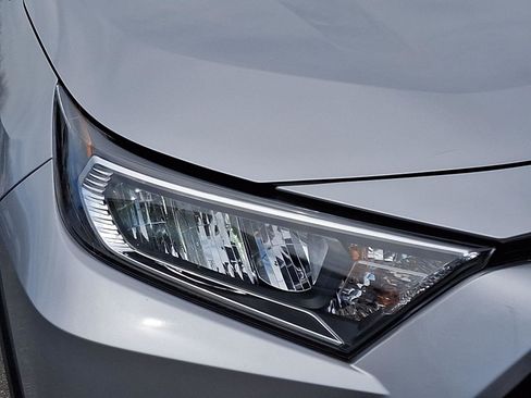 Used 2021 Toyota RAV4 XLE Premium AWD/4WD image 9