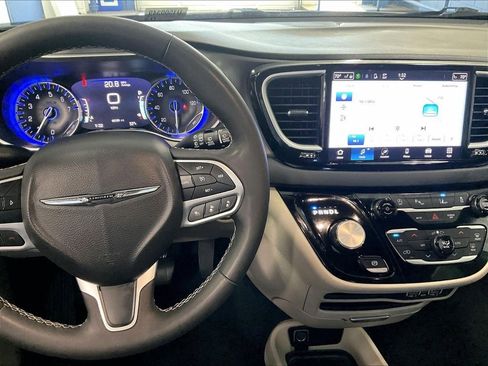 Used 2023 Chrysler Pacifica Touring-L FWD image 19