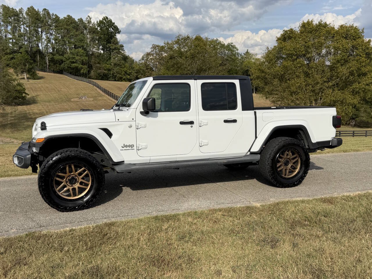 Used 2020 Jeep Gladiator Overland AWD/4WD image 4