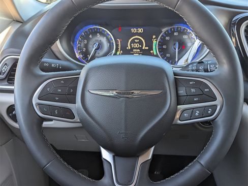 Used 2024 Chrysler Pacifica Touring-L image 23