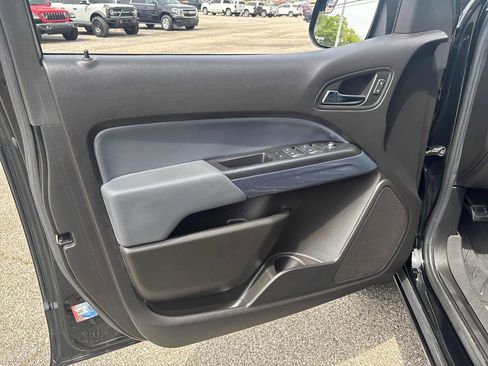 Used 2017 Chevrolet Colorado Z71 w/ Z71 Midnight Edition AWD/4WD image 9