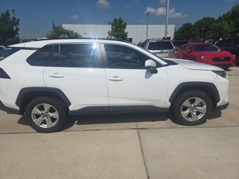 Used 2020 Toyota RAV4 XLE w/ Convenience Package FWD image 3