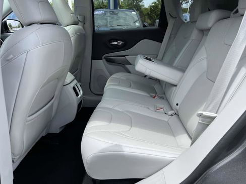 Used 2019 Jeep Cherokee Limited image 10