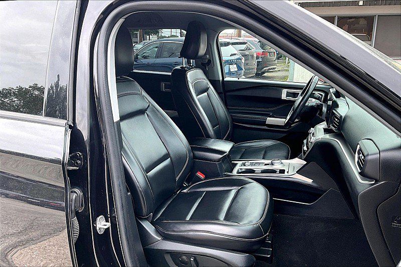Used 2021 Ford Explorer XLT w/ Equipment Group 202A AWD/4WD image 6