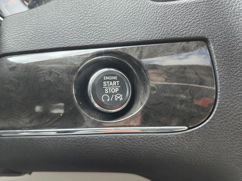 Used 2016 Chrysler Town & Country Touring-L image 9