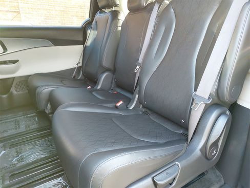 Certified 2024 Kia Carnival LX image 14