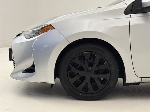 Used 2018 Toyota Corolla LE image 4