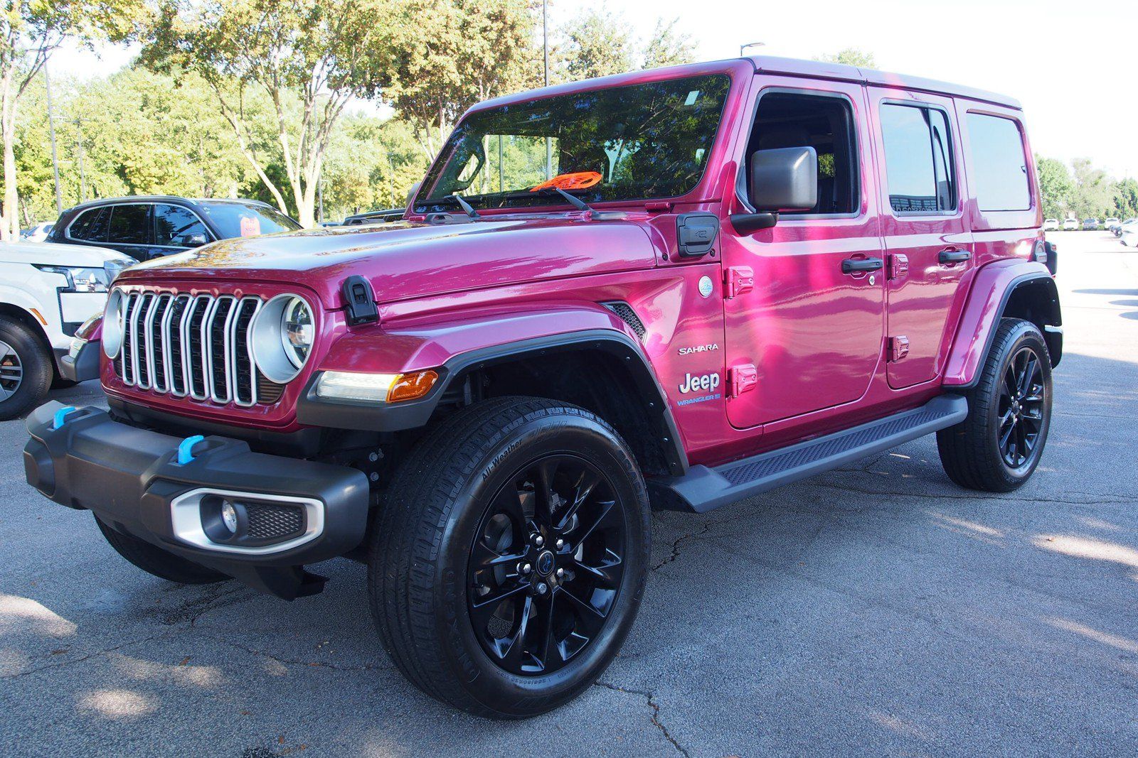 Used 2024 Jeep Wrangler Unlimited Sahara w/ Technology Group AWD/4WD image 3