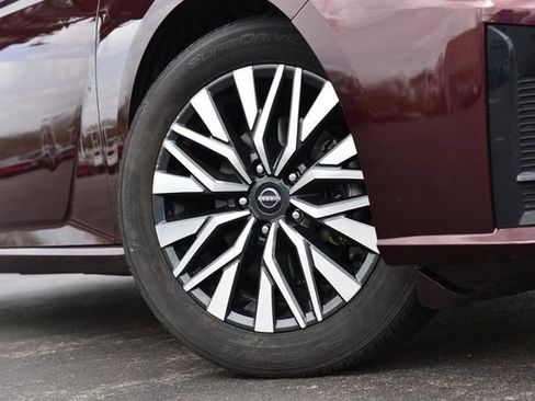 Used 2024 Nissan Altima 2.5 SV image 3