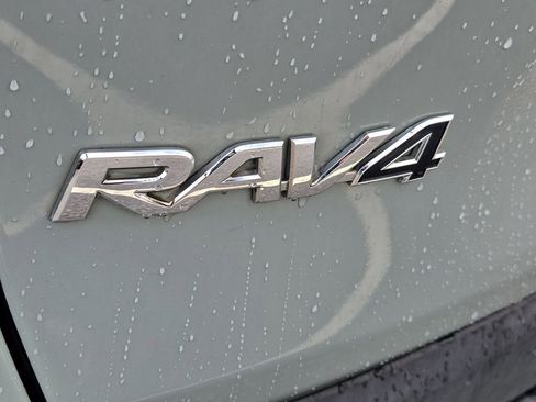 Used 2021 Toyota RAV4 XLE w/ Convenience Package image 12