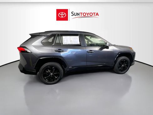 Used 2022 Toyota RAV4 SE image 2