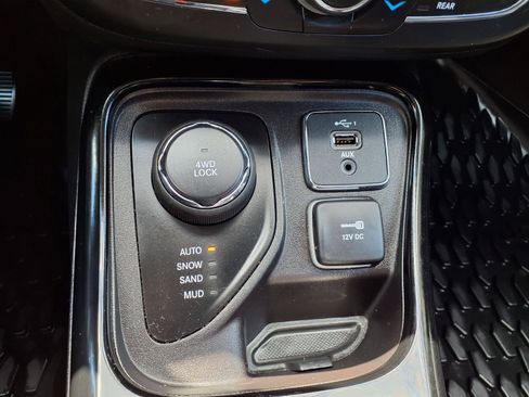 Used 2020 Jeep Compass Latitude AWD/4WD image 18