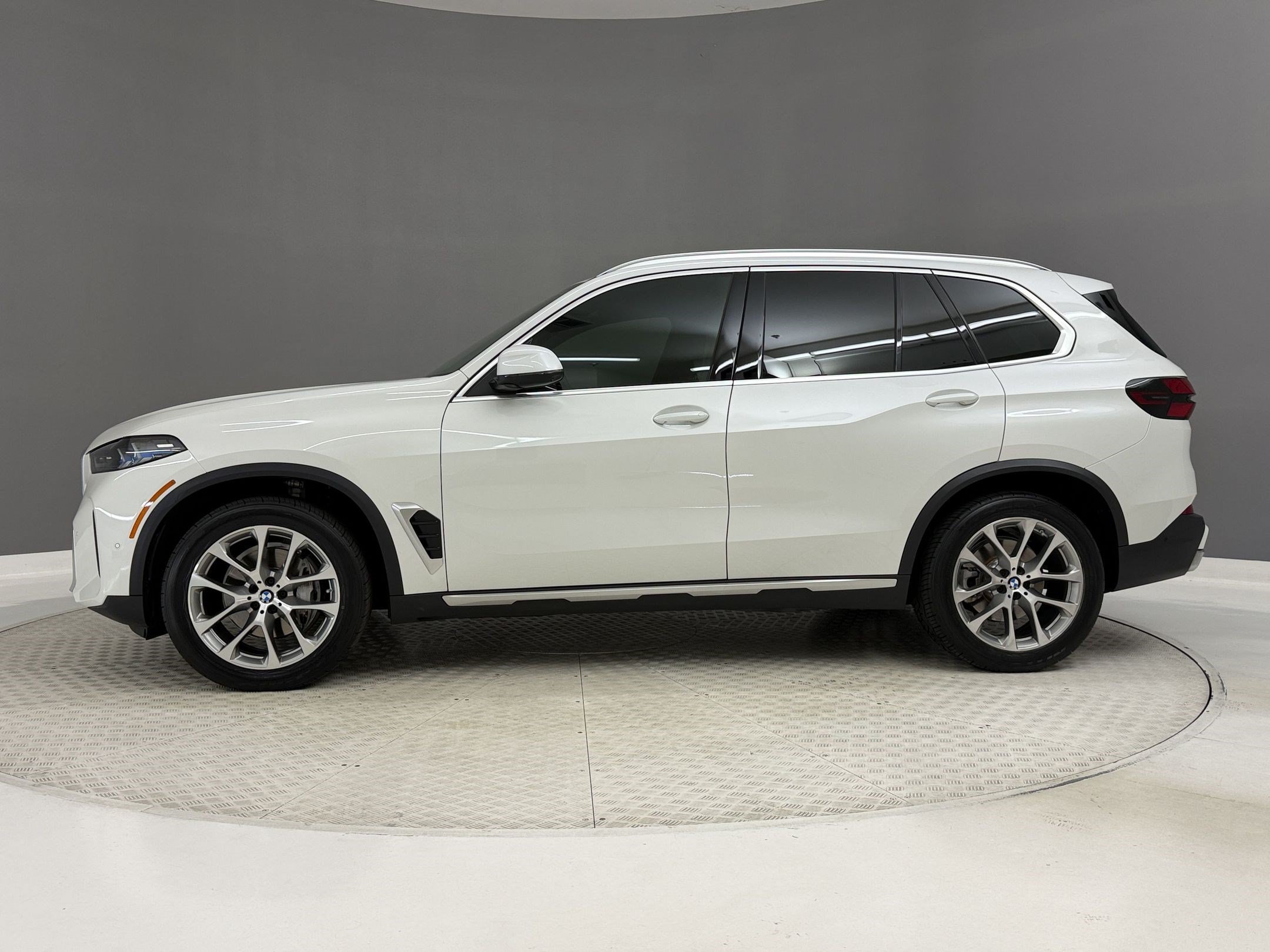 Used 2024 BMW X5 xDrive40i w/ Premium Package AWD/4WD image 2