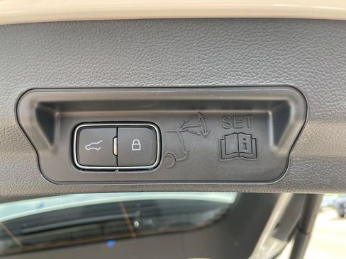 Used 2024 Ford Explorer XLT w/ Equipment Group 202A AWD/4WD image 32