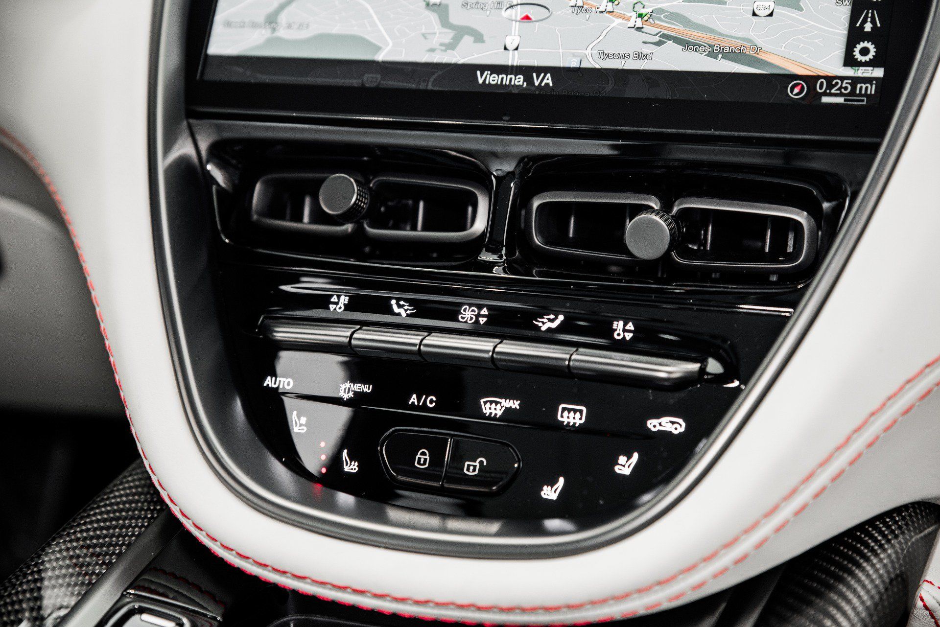Used 2022 Aston Martin DBX AWD/4WD image 28