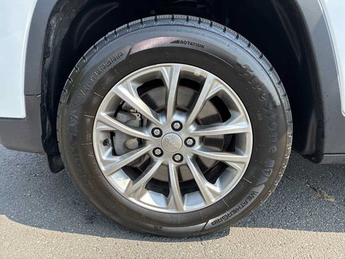 Used 2019 Jeep Cherokee Latitude Plus AWD/4WD image 18