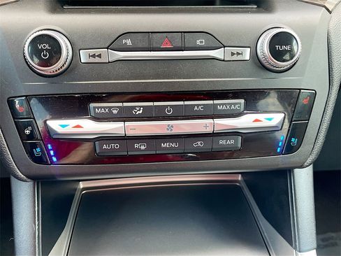 Used 2020 Ford Explorer Limited image 21