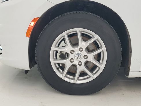 Used 2024 Chrysler Pacifica Touring-L FWD image 8