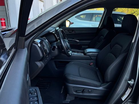 Used 2024 Nissan Pathfinder SV image 9