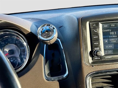 Used 2014 Chrysler Town & Country Touring image 13