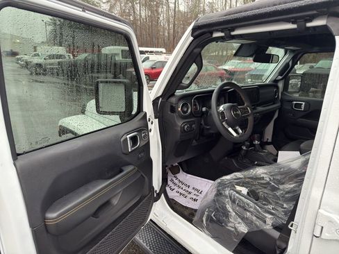 Used 2024 Jeep Wrangler Sahara image 6