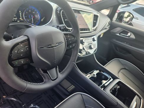 New 2026 Chrysler Pacifica Limited w/ S Appearance Package image 13